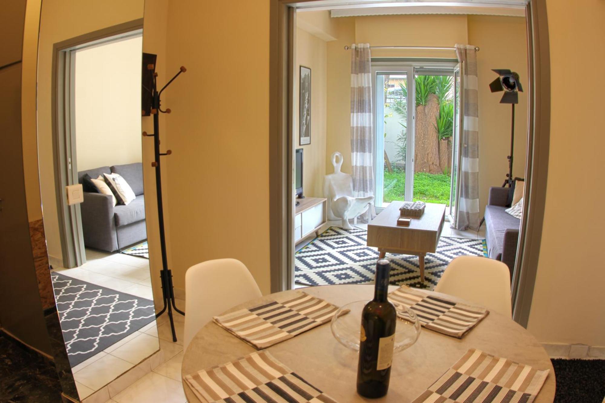 Stylish City Center Garden Apartment Афіни Екстер'єр фото